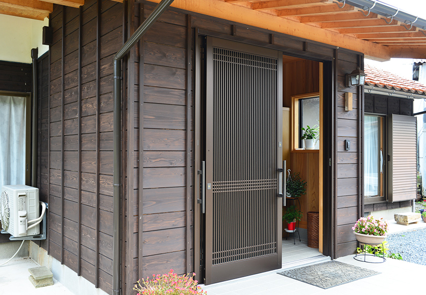 外観:外装板は21mm厚の杉板使用