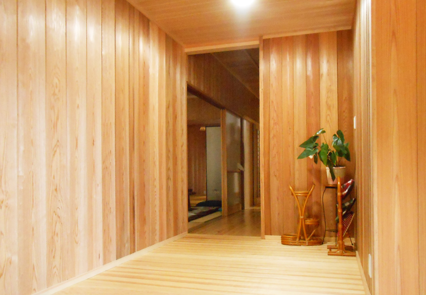 玄関ホール:縦張りの迫力に圧倒されます