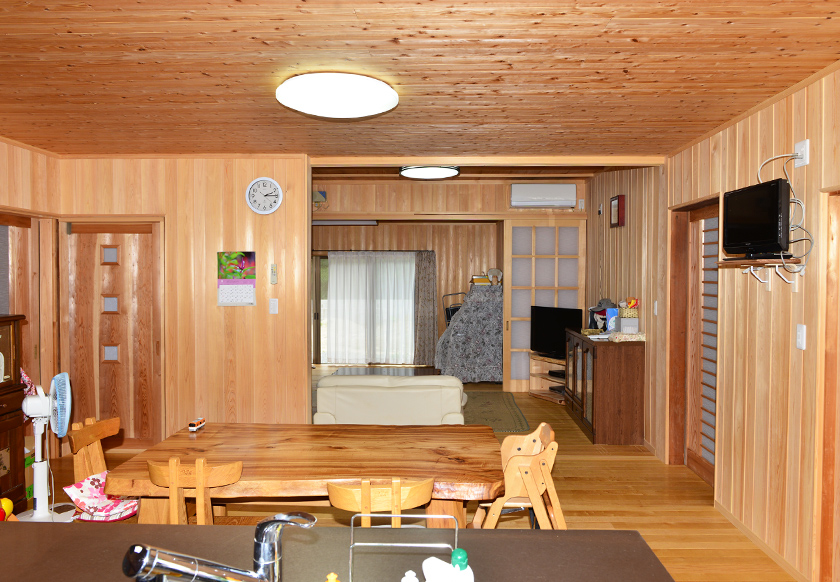 キッチンから広縁を見る