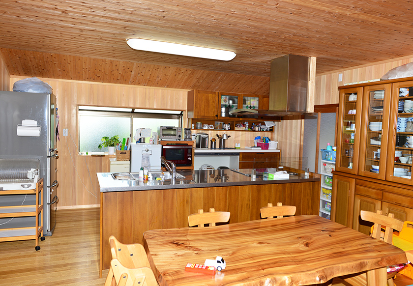 ダイニングからキッチンを見る