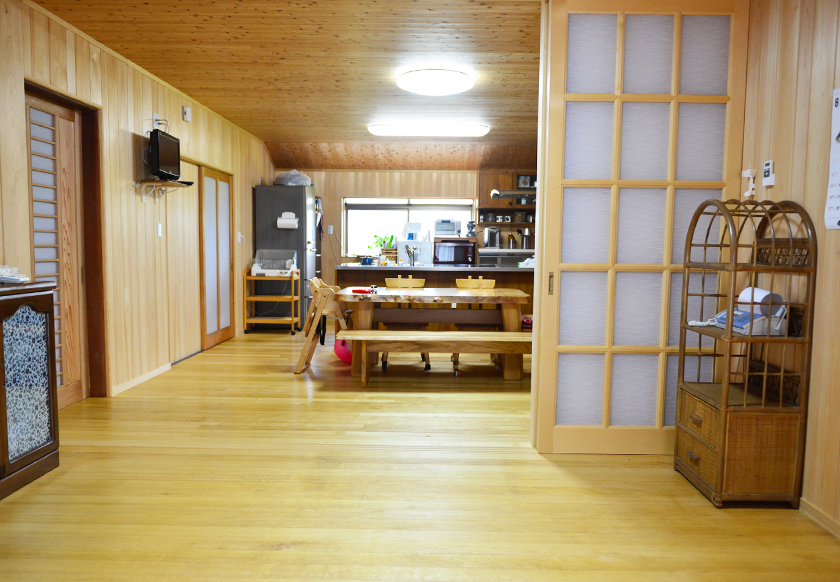 居間からダイニングを見る:H2400の引き込み戸。解放感あり