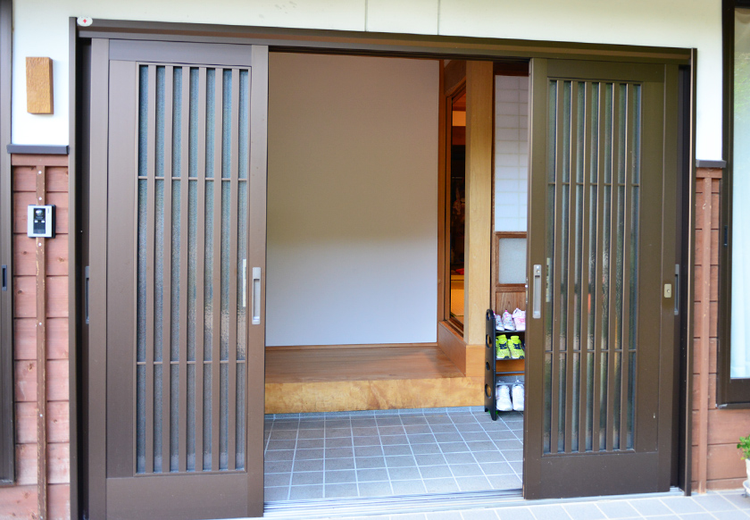 玄関:4枚戸で明るくオープンに