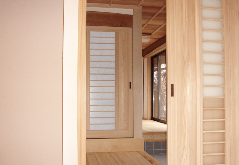 居間から玄関を見る:建具屋さん渾身の作です