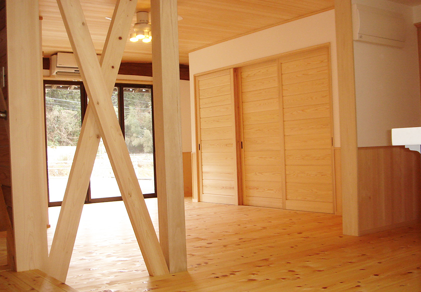 居間:壁は全て珪藻土仕上げ