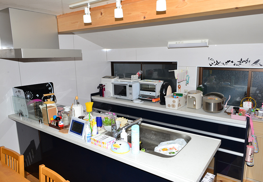 キッチン内部:対面キッチンで子供に目配り