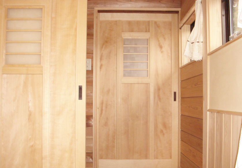 2階子供室:引き戸には可愛いワーロン柄