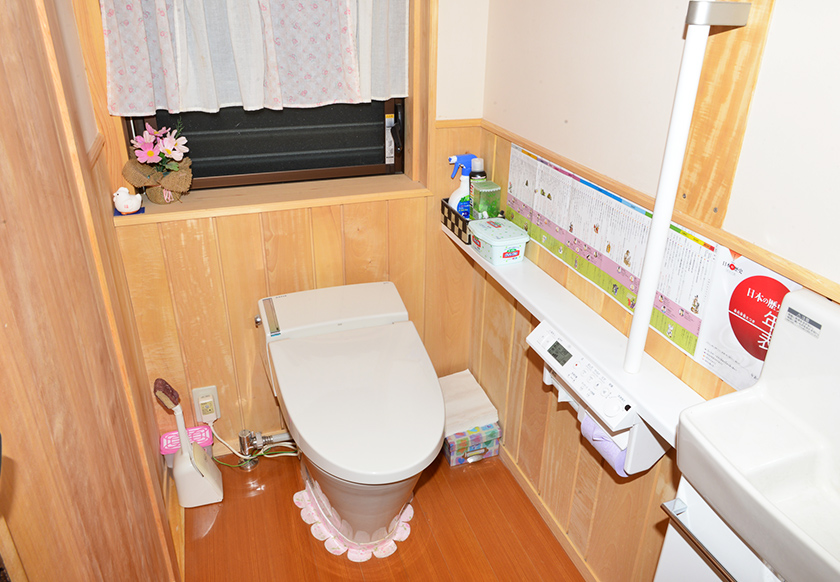 トイレ:窓はルーバー。カウンター付きホルダー