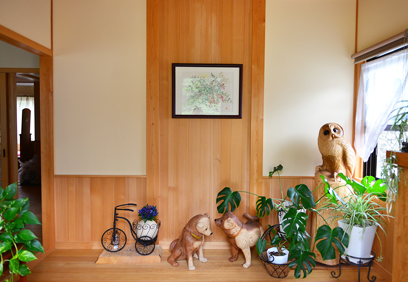 玄関:床は椎材。壁は珪藻土