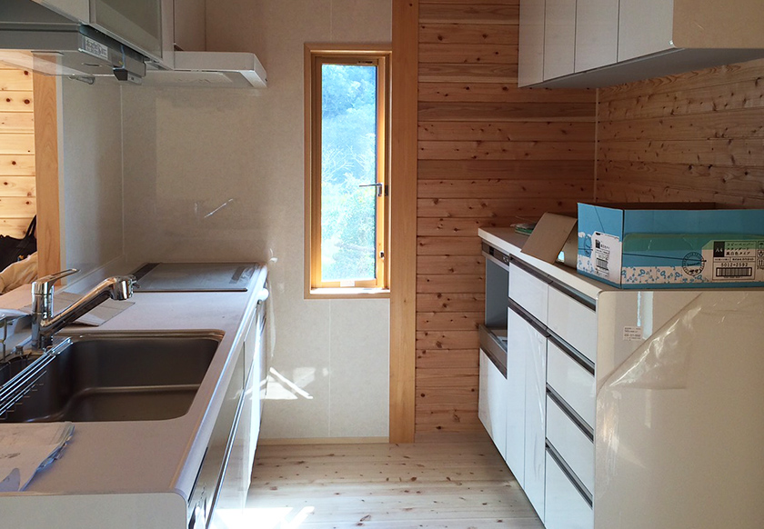 キッチン内部:スライド窓から外気も取り入れ