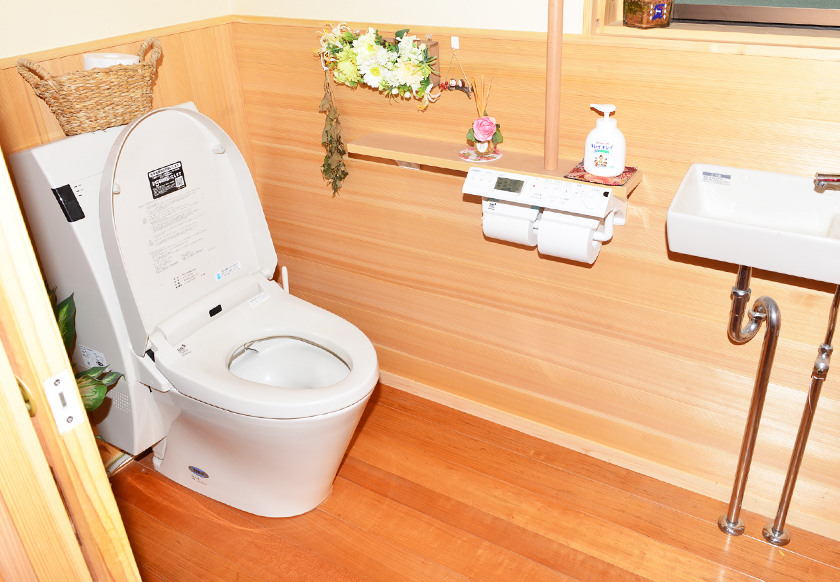 トイレ:床は桜材。腰壁は杉柾材