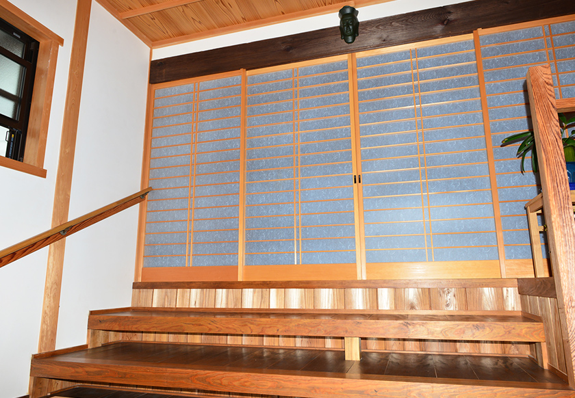 玄関:土間から階段で居間へ上がる