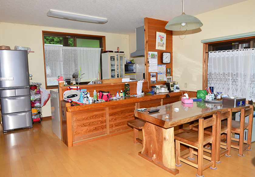 カウンター収納:引き戸を付けてスッキリと