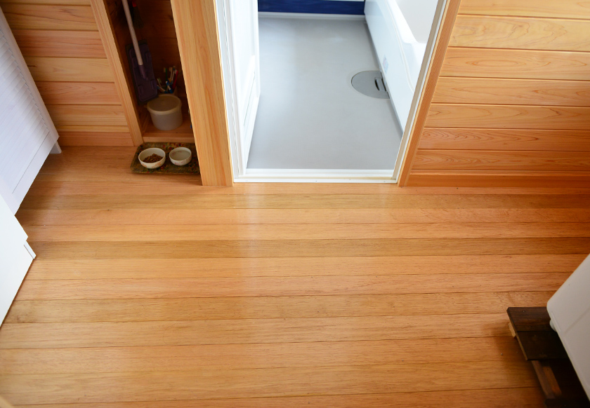 脱衣室:椎材使用「ウレタン塗装」