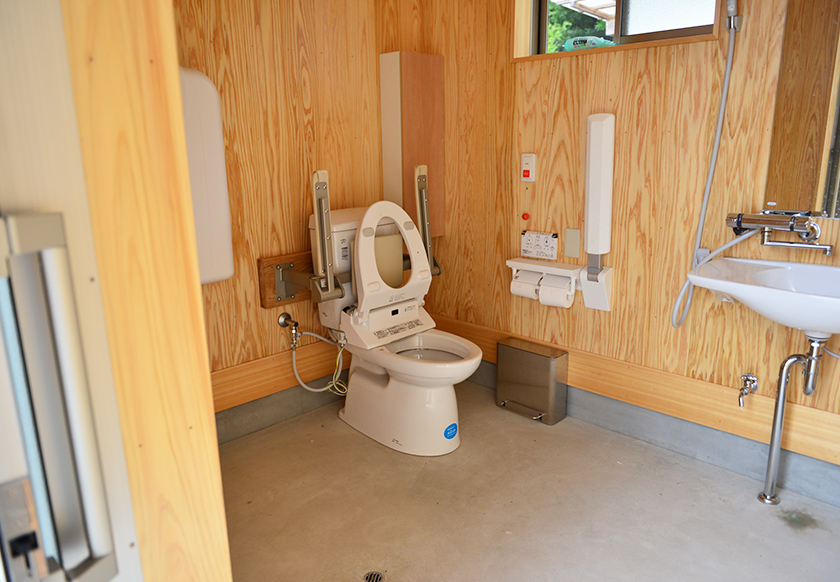 多目的トイレ(杉材使用)